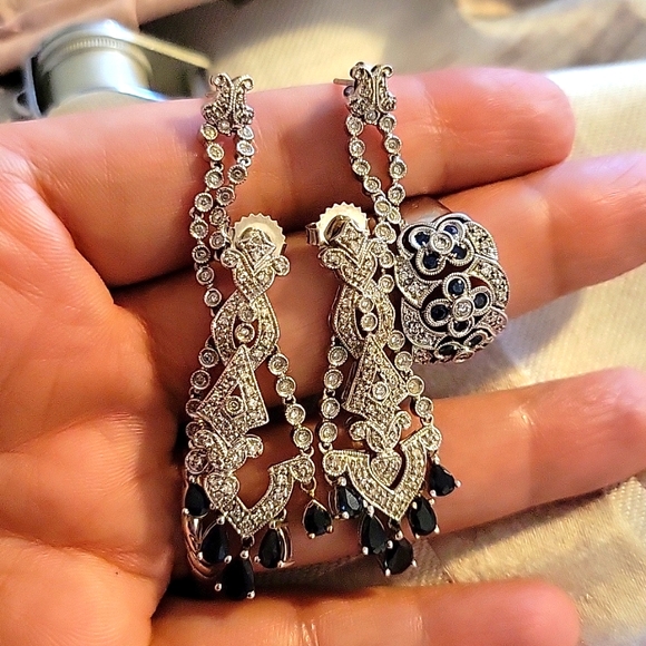 Elegant Dual-Hole Chandelier Earrings – A Statement of Sophistication - Picture 4 of 4